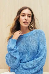Sweater calado color blanco de punto liviano con diseño geométrico, silueta relajada y terminación en rib en cuello, puños y ruedo.