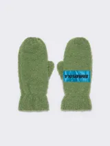 Manoplas de punto color verde con etiqueta azul con el logo de la marca.