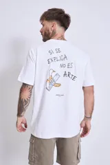 Remera blanca de algodón con cuello redondo y logo pequeño estampado en el pecho.