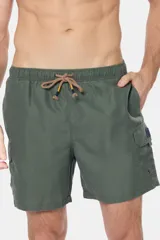 Short de baño color verde militar, con cintura elástica ajustable con cordón, bolsillos laterales tipo cargo y suspensor de malla fina.