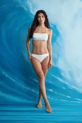 Top de bikini bandeau color negro, con tirantes finos removibles y copas removibles.