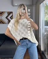 Remerón de crochet color crudo, con cuello redondo y mangas cortas.