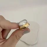 Anillo de acero quirúrgico hipoalergénico con baño en oro de 18K. Diseño con forma irregular en dos tonos: dorado y plateado.
