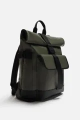 Mochila verde militar con acabado engomado y base de cuero sintético negra. Tiene compartimento principal con cierre de solapa con cremallera y hebilla de liberación rápida, bolsillo interior con cremallera, compartimento para dispositivos electrónicos de hasta 13 pulgadas, bolsillo frontal con cierre imantado, asa de mano, asas de hombro ajustables y parte posterior acolchada.
