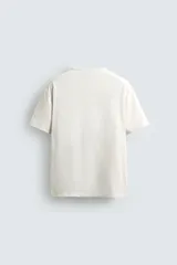 Camiseta verde militar de corte holgado confeccionada en tejido de algodón compacto. Cuello redondo con ribete doble y mangas cortas.