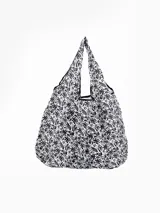 Bolsa de mandados reutilizable con estampado floral en blanco y negro.