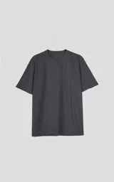 Remera corta color gris oscuro, de corte amplio y hombros caídos.