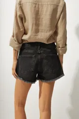 Short de jean negro con cintura alta y terminación desflecada.