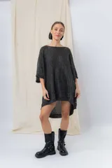 Vestido-buzo tejido de silueta oversize con hilado jaspeado en brillo, escote redondo, mangas amplias tipo murciélago y terminaciones acanaladas en ruedo y puños.