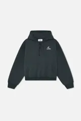 Buzo hoodie negro con cordones cruzados en el cuello y logo de la marca bordado en el pecho.