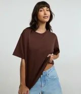 Remera gris de corte cuadrado, cuello redondo y mangas cortas.