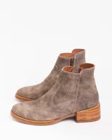 Bota corta color gris con textura tipo piel de cocodrilo, cierre lateral con cremallera, taco de madera foliado en cuero y punta fina.