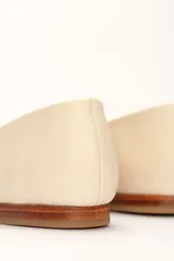 Chatitas de cuero vacuno color negro, con punta redondeada y talón suave.