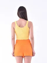 Musculosa corta gris de algodón con logo estampado en el pecho.