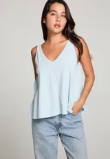 Musculosa celeste con escote en V y corte holgado.