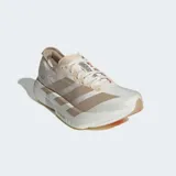 Championes de running Adidas Adizero Adios Pro 4, color blanco con detalles en beige y rosa. Cuentan con tecnología Lightstrike Pro, varillas de carbono Energyrods 2.0 y suela de caucho Continental.