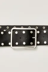 Cinturón ancho de cuero negro con hebilla cuadrada plateada y tachuelas plateadas.