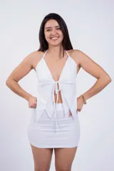 Top negro con breteles finos, escote en V y lazo ajustable en el centro del busto.