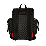 Mochila Sprayground con diseño a cuadros en tonos grises y negros, con correas frontales con hebillas metálicas, bolsillos laterales con cierre y asa superior.