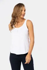 Musculosa blanca estampada con escote redondo y botones.