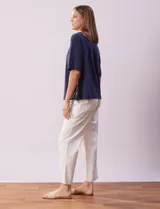 Blusa azul de algodón marca Erika, de manga corta amplia y cuello redondo. Presenta aberturas laterales con botones.