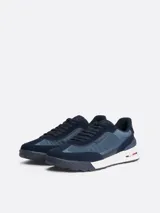 Zapatillas urbanas Tommy Hilfiger modelo Classics, color azul marino con detalles en azul acero. Confeccionadas en cuero y tela, con suela de goma blanca y logo de la marca en el lateral.