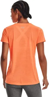 Remera deportiva Under Armour Tech Twist color naranja, de corte clásico, mangas cortas y cuello redondo. Confeccionada en tejido UA Tech™ que absorbe la humedad y se seca rápidamente.