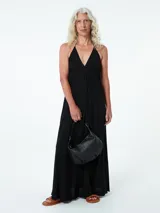 Vestido largo color negro con escote en V y tirantes finos.
