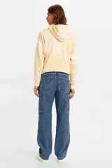 Pantalón de jean azul de corte recto y holgado, estilo carpintero, con bolsillos laterales y traseros.