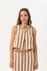 Chaleco tejido a rayas beige y blanco, con escote en V y cierre con ganchitos.