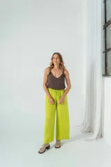 Pantalón de lino color verde lima, de corte palazzo y cintura alta con cordón ajustable.