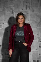 Blazer rojo de lentejuelas con solapas, corte recto y cierre de un botón.