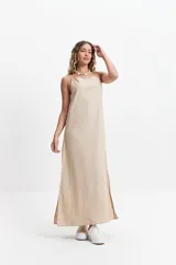 Vestido largo color beige de lino y algodón, con breteles finos y escote recto.