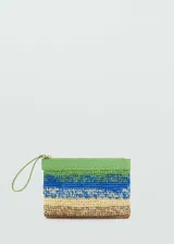 Funda de mano rectangular tejida con fibras naturales en degradé de marrón, azul y verde.