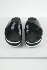 Chinelas rojas con plataforma blanca y suela marrón.