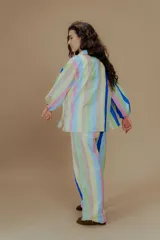 Camisa de mangas largas con puños elásticos y cuello clásico. Presenta un estampado a rayas verticales de colores pastel y cierre frontal con botones.