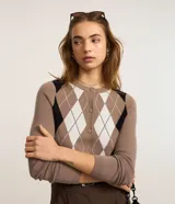 Cardigan marrón con estampado de rombos en blanco y negro, cuello redondo, mangas largas y cierre con botones.