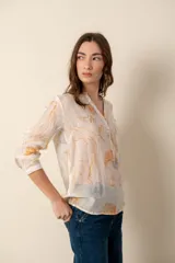 Camisa de dama estampada con lunares grandes color azul marino sobre fondo blanco.
