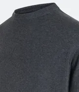 Sweater gris de tejido de punto con cuello redondo y mangas largas. Corte clásico.