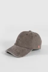 Gorra de gabardina color verde oliva con bordado frontal "Beach Club" en color rojo y detalle de etiqueta roja en el lateral.