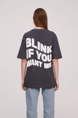 Remera gris oscuro con estampado frontal con la palabra "Darling" en blanco.