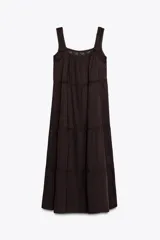 Vestido midi color marrón oscuro, con tirantes anchos y escote recto. Presenta detalle de puntilla en el escote y bordados a tono en el ruedo.