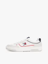 Zapatillas bajas de Tommy Jeans confeccionadas en piel napa blanca con detalles en azul marino y rojo. Presentan suela cupsole de goma, paneles con mezcla de texturas, perforaciones de ventilación en la puntera y el parche de la marca en el lateral.