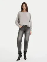 Sweater negro de calce relajado con cuello redondo y mangas largas, con terminaciones acanaladas en puños y ruedo.