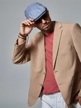 Gorra tipo newsboy de lino color celeste.