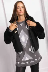 Campera negra abrigada, con cuello de piel sintética y bolsillos frontales.