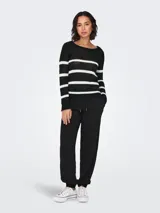 Sweater de punto negro con rayas horizontales blancas, cuello redondo y mangas largas.