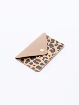Billetera pequeña con solapa, con estampado animal print de leopardo y cierre con broche metálico dorado.