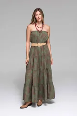 Vestido largo blanco, estilo maxi, sin tirantes (strapless) con parte superior elastizada y falda con volados escalonados.