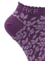 Calcetines cortos color morado con estampado de hojas en tono lila. Confeccionados en bambú y spandex.